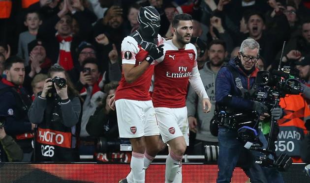 Обамеянг празднует свой гол в ворота Ренна