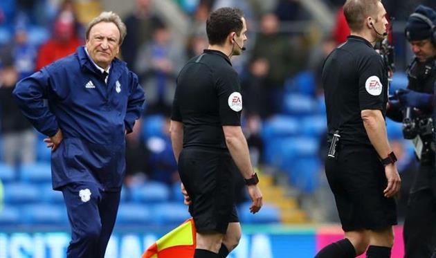 Нил Уорнок и арбитры