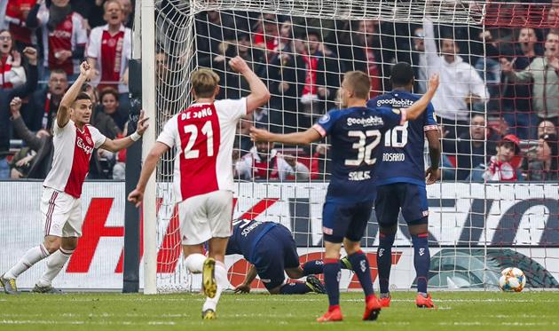 Аякс в меньшинстве забил дважды ПСВ и вернул интригу в чемпионскую гонку