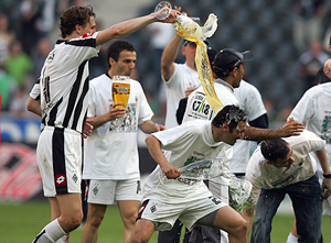 Роб Френд обливает Оливера Нойвилля пивом, празднуя выход в первую бундеслигу, фото bundesliga.de