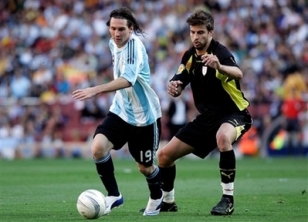 Месси против Пике, фото АР