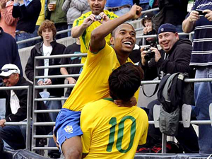 Робиньо в объятиях Диего, фото globo.com