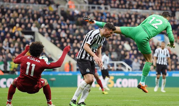 Салах получил удар в голову от Дубравки, getty images