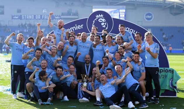 Гвардиола с сотрудниками клуба