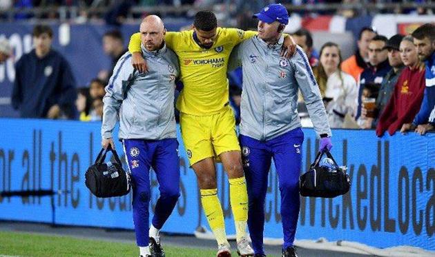 Лофтус-Чик покинул поле на костылях и может не сыграть в финале Лиги Европы