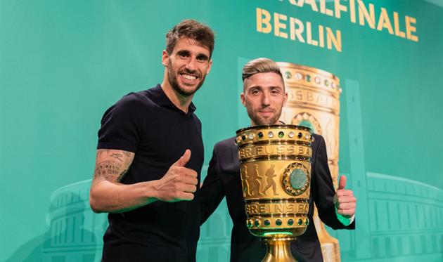 Мартинес и Кампль с желанным трофеем, getty images