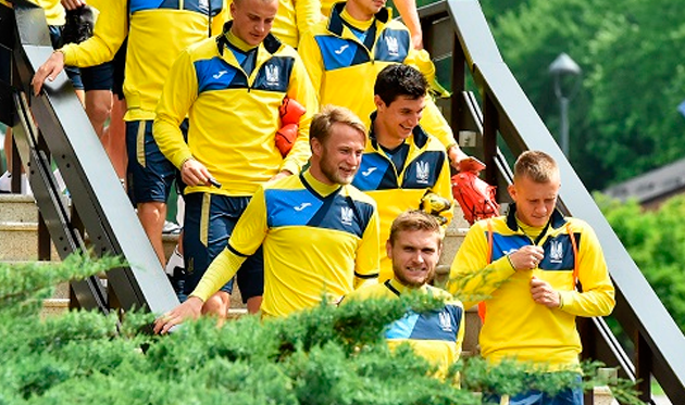 Роман Безус (в центре) в сборной, АУФ