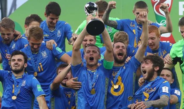 Валерий Бондарь с кубком, ФИФА