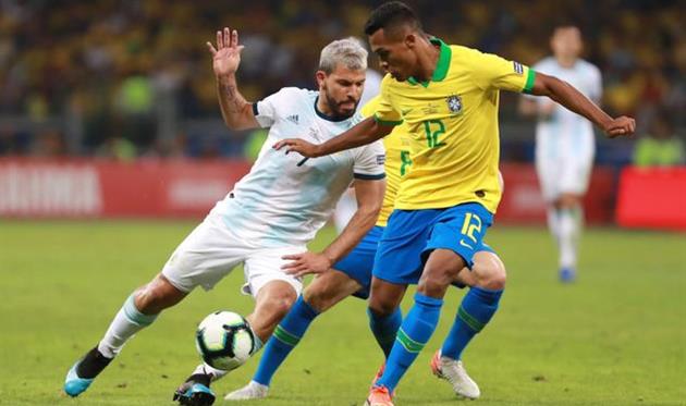 Алекс Сандро против Серхио Агуэро в полуфинале Кубка Америки-2019, Getty Images