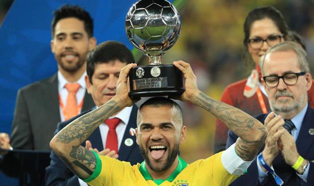 Дани алвес с кубком, getty images