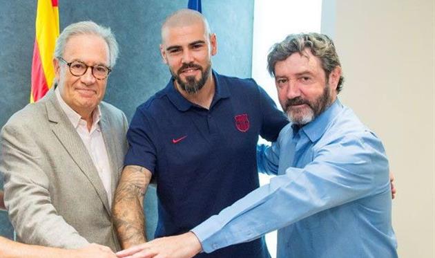 Виктор Вальдес (по центру), фото Барселона