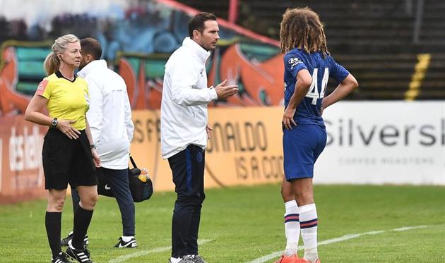 Фрэнк Лампард считает, что Этан Ампаду (справа) пока не готов играть за Челси, Getty Images