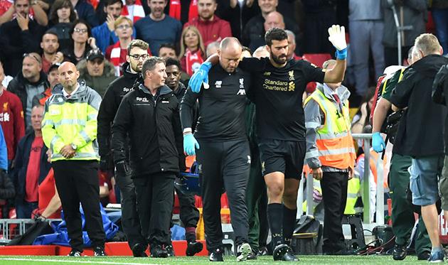 Алиссон покидает поле, Getty Images
