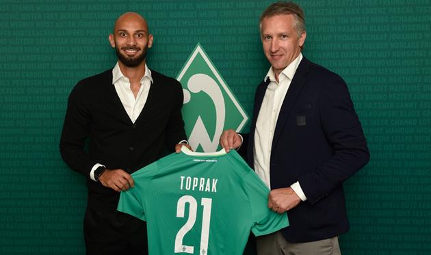 ОМЕР ТОПРАК (СЛЕВА), ФОТО ФК ВЕРДЕР