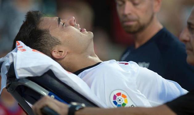 Регилон продолжил матч после травмы головы, но через пару минут покинул поле на носилках и в слезах