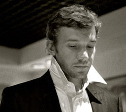 Шева пока в тени...