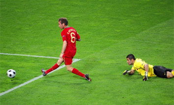 Рауль Мейрелеш забивает туркам, фото marca.com