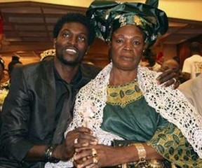 Адебайор с мамой, фото Reuters