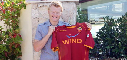 Йон Арне Риизе с футболкой новой команды, www.asroma.it