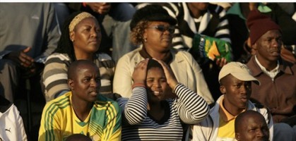 Южноафриканцы слегка озадачены игрой своей команды, фото Reuters