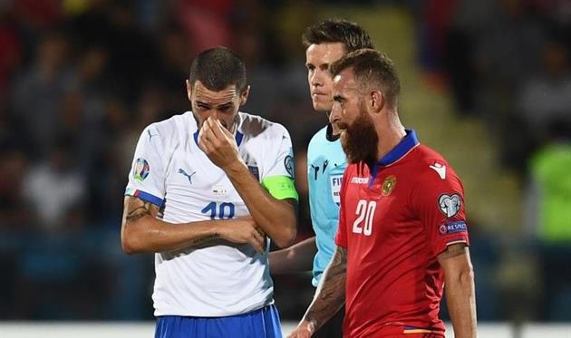 Италия оказалась в большинстве после спорного удаления форварда Армении