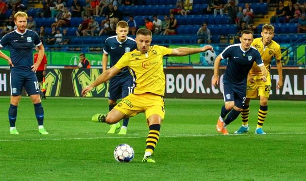 КОЛЬЦОВ ПРОБИВАЕТ ПЕНАЛЬТИ, ФОТО ФК МЕТАЛЛИСТ 1925