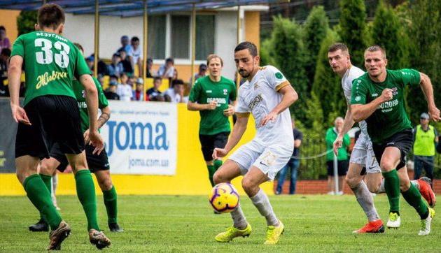 Джемаль Кизилатеш в окружении игроков Оболонь-Бровар, фото ФК Колос