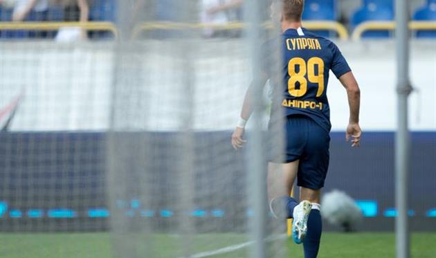 Владислав Супряга празднует забитый мяч, фото СК Днепр-1