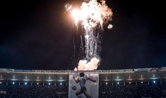 Марадона снова проиграл, но соперник встретил его красивым перформансом