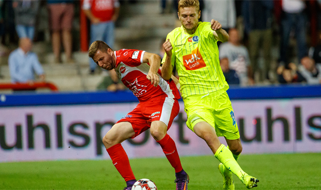 ПЛАСТУН БОРЕТСЯ ЗА МЯЧ, ФОТО ФК ГЕНТ