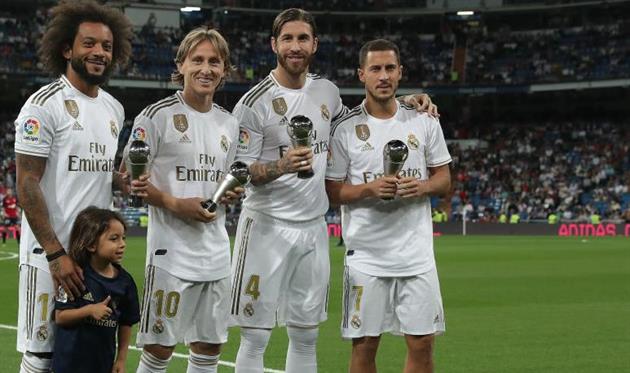 Азарз (справа) с партнерами, getty images