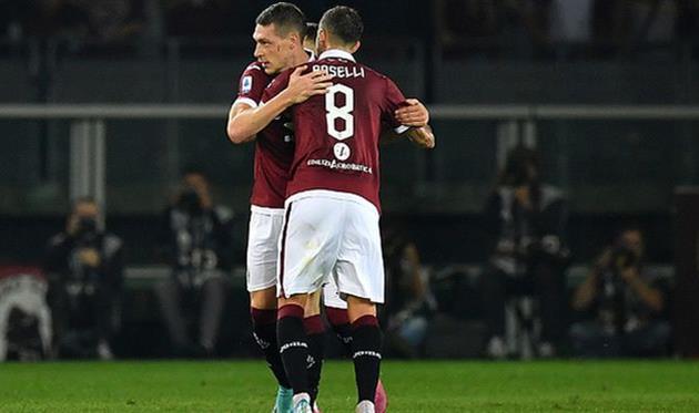 базелли поздравляет белотти с забитым голом, getty images