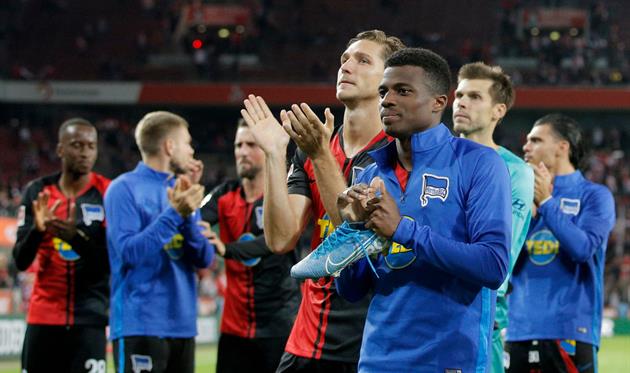 Игроки Герты празднуют победу, getty images