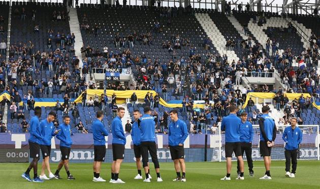 Руслан Малиновский (в центре) явно доволен цветами украинского флага на трибунах, фото ФК Аталанта