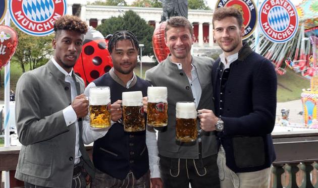 Томас Мюллер (второй справа) с партнерами, getty images