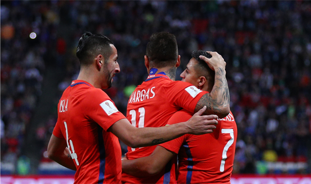 Исла и Варгас отмечают гол сборной Чили, Getty Images