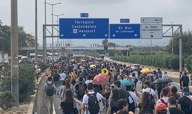 Люди заблокировали аэропорт, фото Janne Riitakorpi