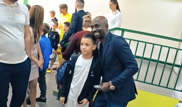 Клод Макелеле на открытии школы, кадр из видео