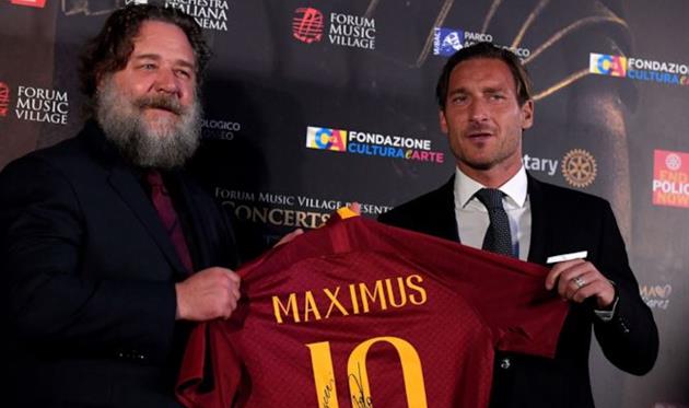 Рассел Кроу и Франческо Тотти. Но болеет ли Кроу за Рому? Getty Images