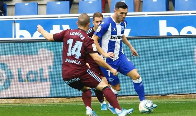 ЛУКАС ПЕРЕС В БОРЬБЕ С ЛОБОТКОЙ, ФОТО LALIGA.ES