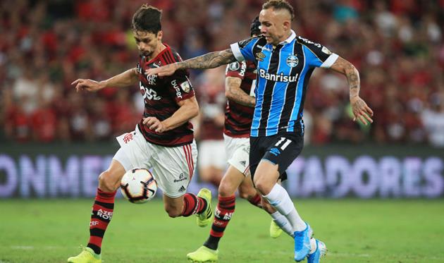 Эвертон (справа) в борьбе с Родриго Кайо, Getty Images