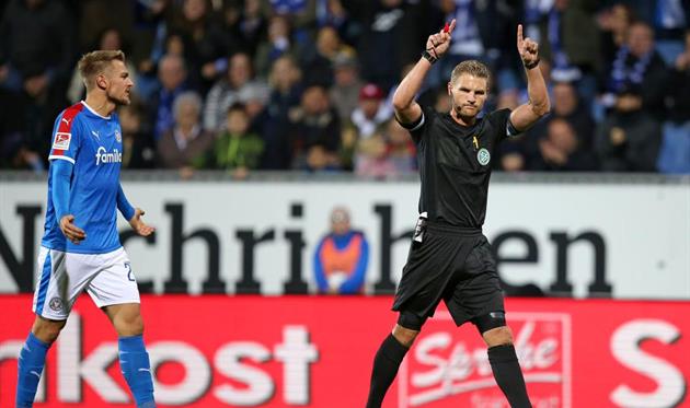 Арбитр принял решение после просмотра VAR, getty images