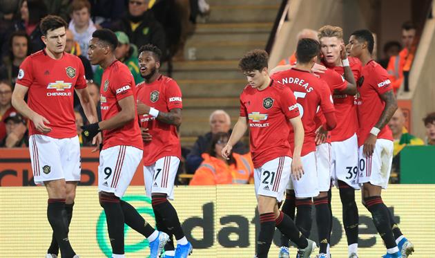 Игроки МЮ отмечают 2000-й гол в АПЛ