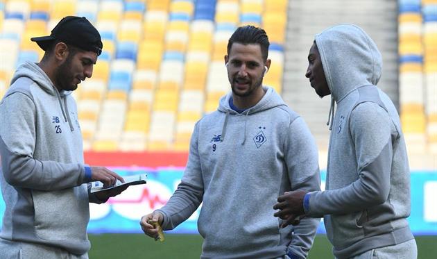 Карлос Самбрано (слева) перед матчем против Карпат, фото ФК Динамо