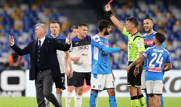 Анчелотти удаляют с поля, getty images