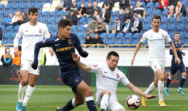 Богдан Михайличенко (второй справа), ФК Заря