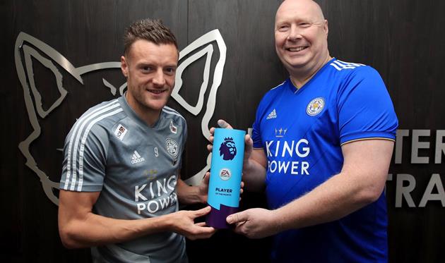 Варди (слева) с наградой, АПЛ