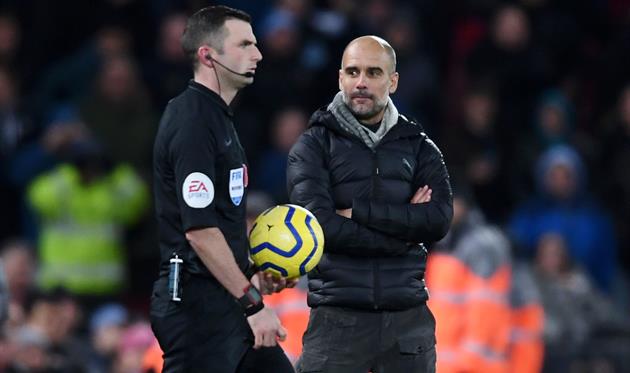 Майкл Оливер и Пеп Гвардиола, Getty Images 