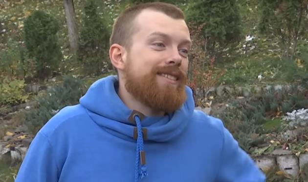 Декстер, умеет имитировать звуки совы