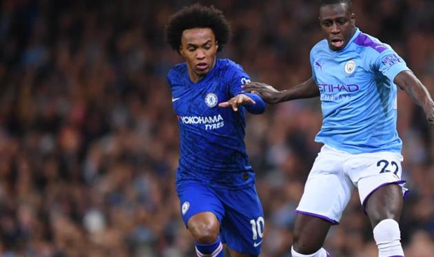 Виллиан (слева) в матче против Ман Сити, getty images